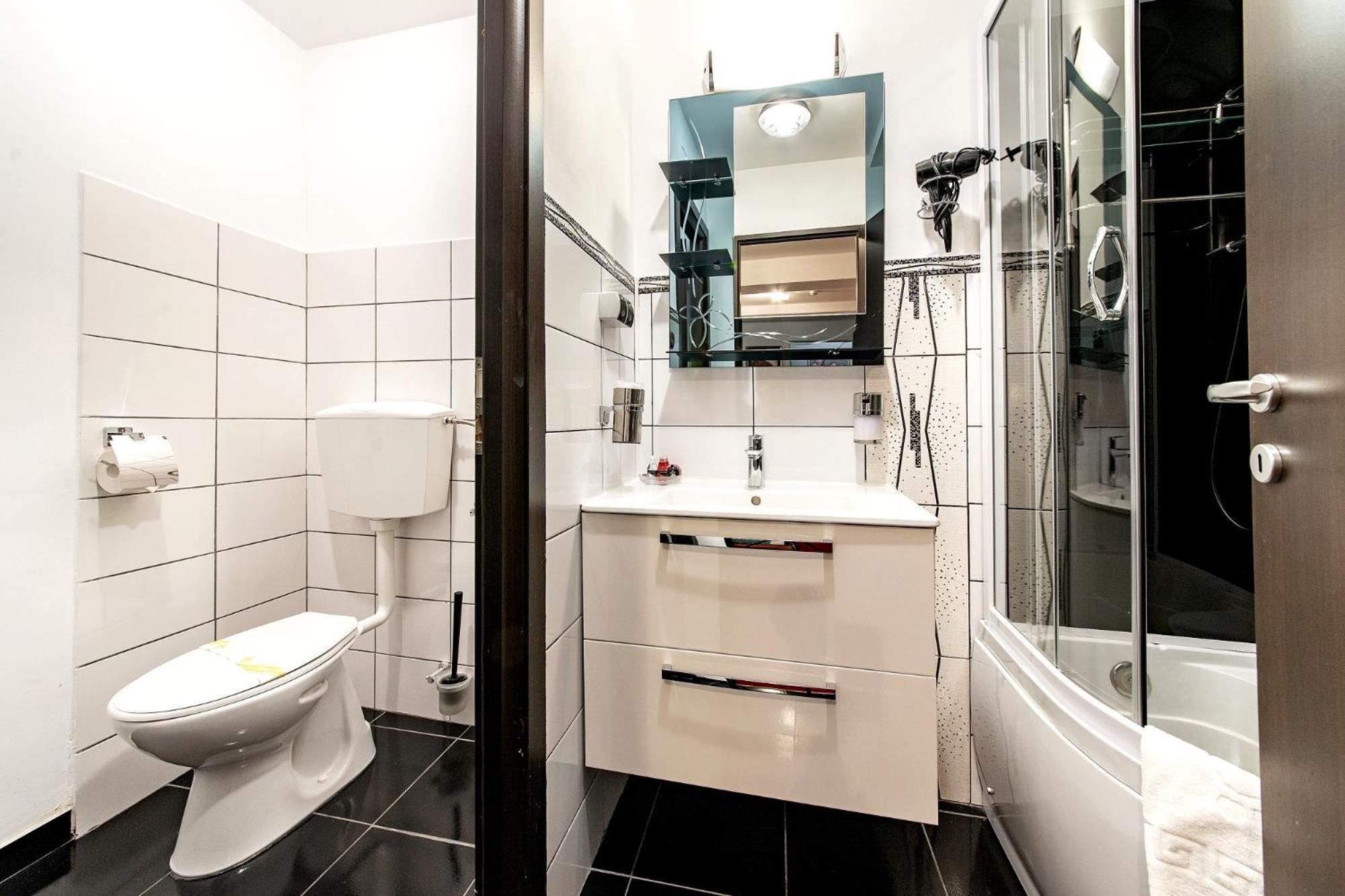 Bucur Accommodation Bucharest Bilik gambar