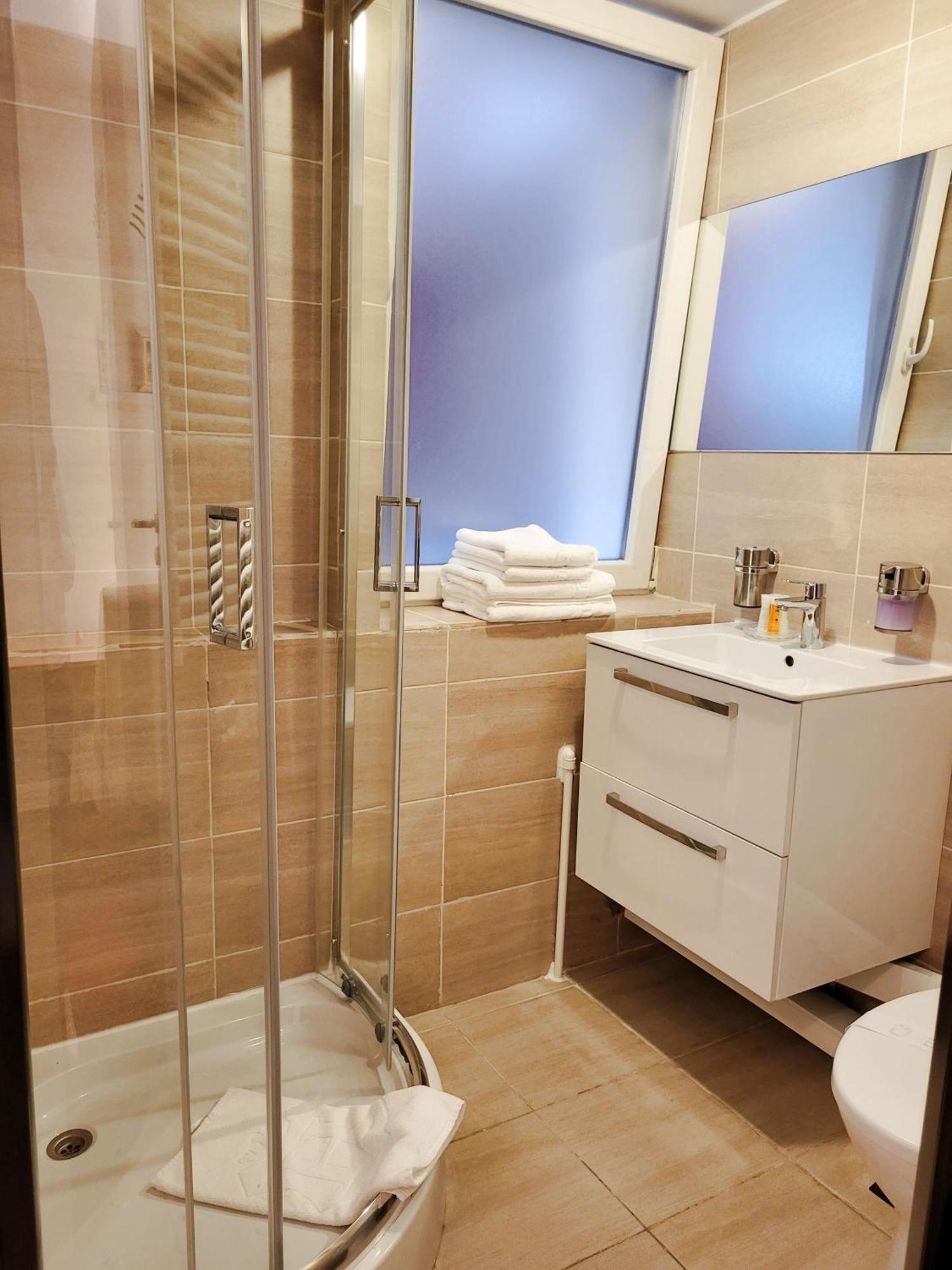 Bucur Accommodation Bucharest Bilik gambar